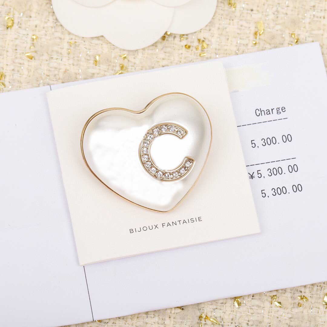 2022 Top quality heart shape brooch with diamond and White nature shell for wome wedding jewelry gift have box stamp PS7430
2022 Top quality heart shape brooch with diamond and White nature shell for wome wedding jewelry gift have box stamp PS7430