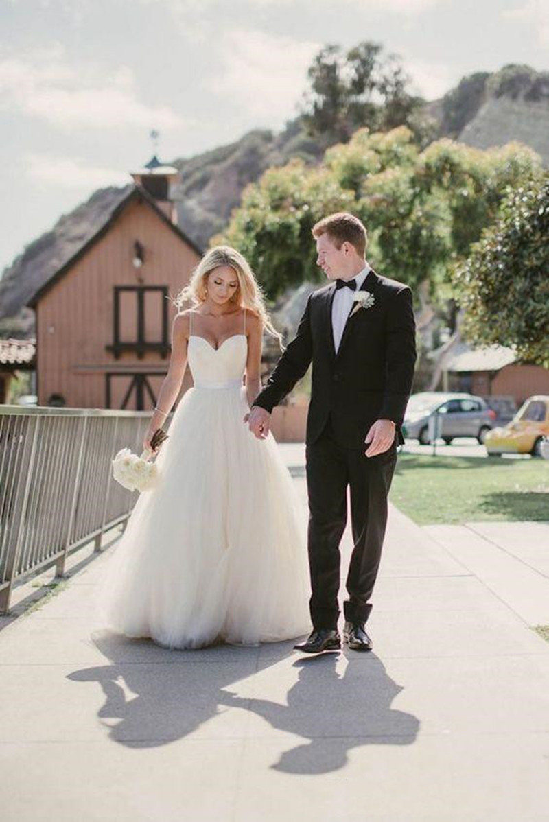 Vintage Ivory Spaghetti Straps Gowns Tulle Sweetheart Neckline Long Wedding Dress Floor Length Backless Beach Bridal dresses