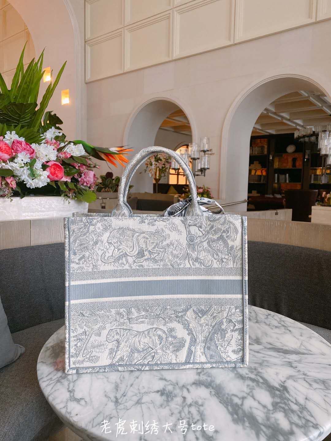 2021 new embroidery 3D tiger pattern large capacity 41.5cm luxury big brand shopping bag handbag handbag handmade double-sided flower
2021 new embroidery 3D tiger pattern large capacity 41.5cm luxury big brand shopping bag handbag handbag handmade double-sided flower