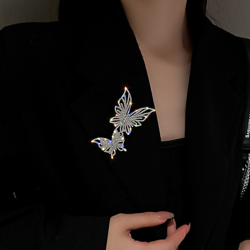 Women Designer Brooch Classic Fashionable full Diamond Butterfly Pin Luxury Jewelry Wholesale
Women Designer Brooch Classic Fashionable full Diamond Butterfly Pin Luxury Jewelry Wholesale