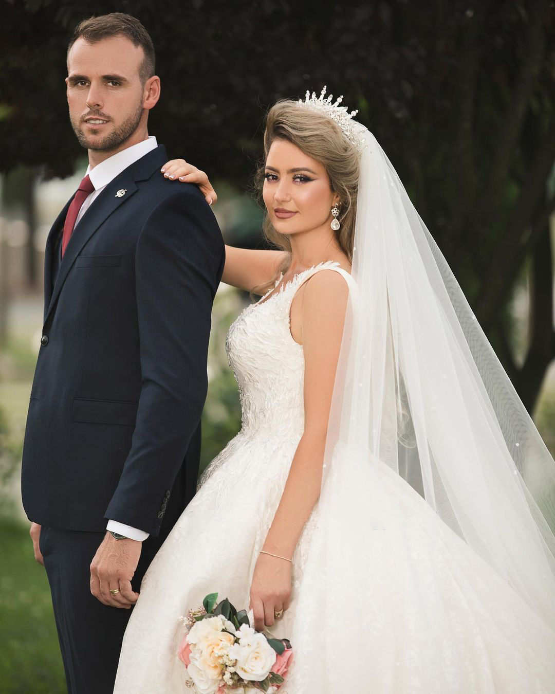 Classic Wedding Dresses With deep V-neck Sleeveless Appliqued Race Vintage Ball Gown Wedding Dress Custom Made Vestidos De Novia