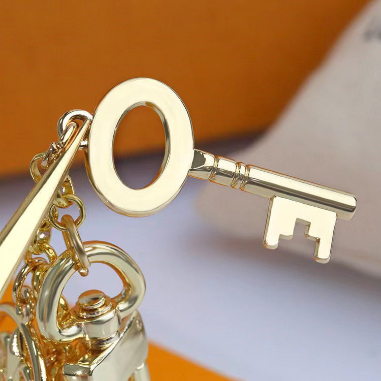 Luxury Designer keychain men women car key chain high quality stainless steel 24K gold-plated metal material does not fade upper grade key pendant with box nice cool
Luxury Designer keychain men women car key chain high quality stainless steel 24K gold-plated metal material does not fade upper grade key pendant with box nice cool