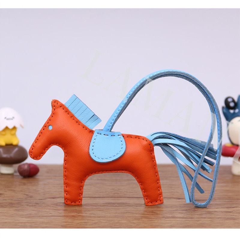 Fashion Real Sheepskin Horse Charm Luxury Brand Genuine Pony Bag Pendant Trendy Leather Keychain Fine Keyring
Fashion Real Sheepskin Horse Charm Luxury Brand Genuine Pony Bag Pendant Trendy Leather Keychain Fine Keyring