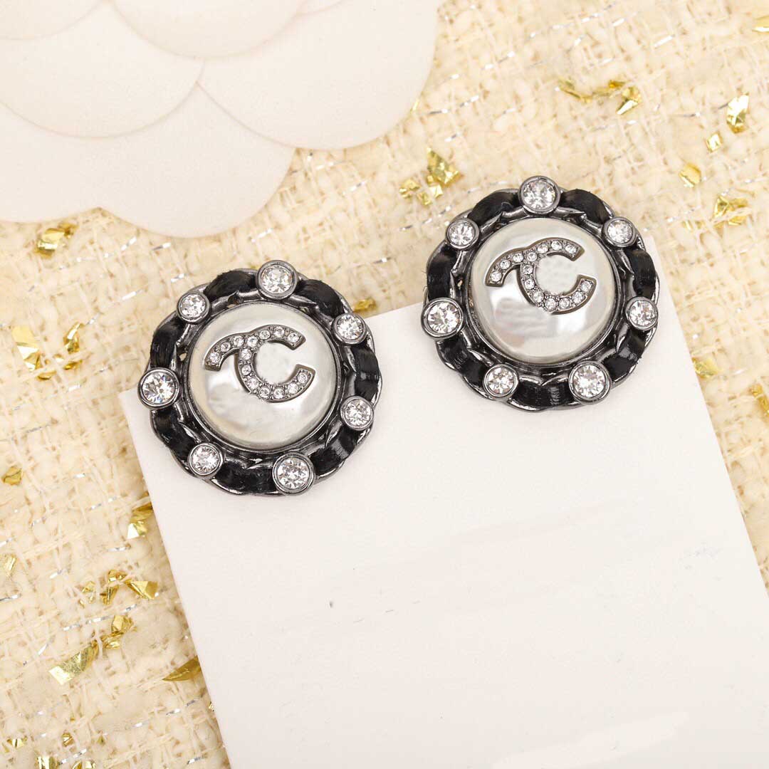 Top quality round shape stud earring with diamond and Black color enamel genuine leather for women wedding jewelry gift have box stamp PS3296A
Top quality round shape stud earring with diamond and Black color enamel genuine leather for women wedding jewelry gift have box stamp PS3296A