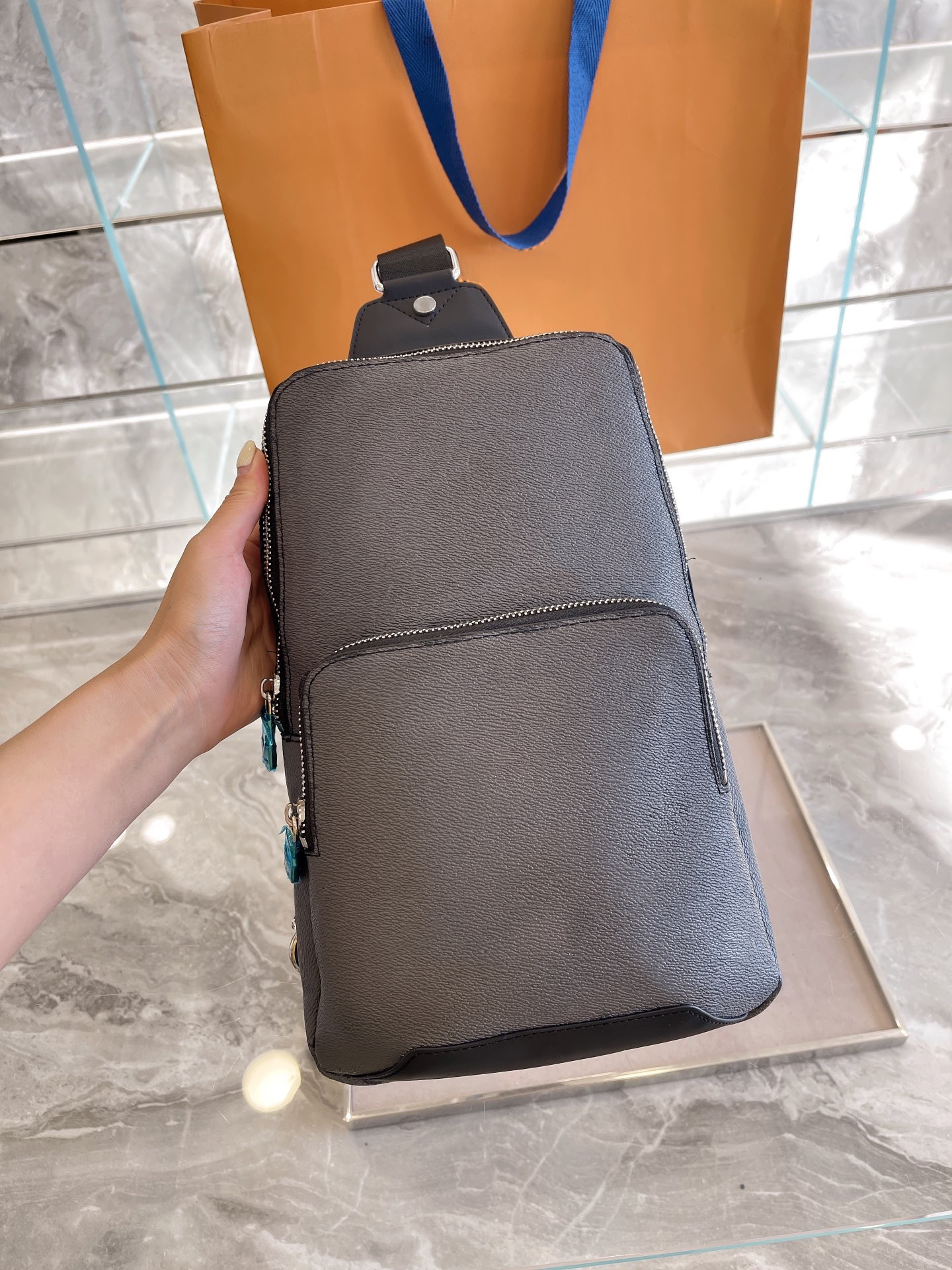 Bags Men Crossbody Chest Embossed Shoulder Simple Atmosphere Handbag High Quality Leather Shopping Designer Messenger Wallet 1029
Bags Men Crossbody Chest Embossed Shoulder Simple Atmosphere Handbag High Quality Leather Shopping Designer Messenger Wallet 1029