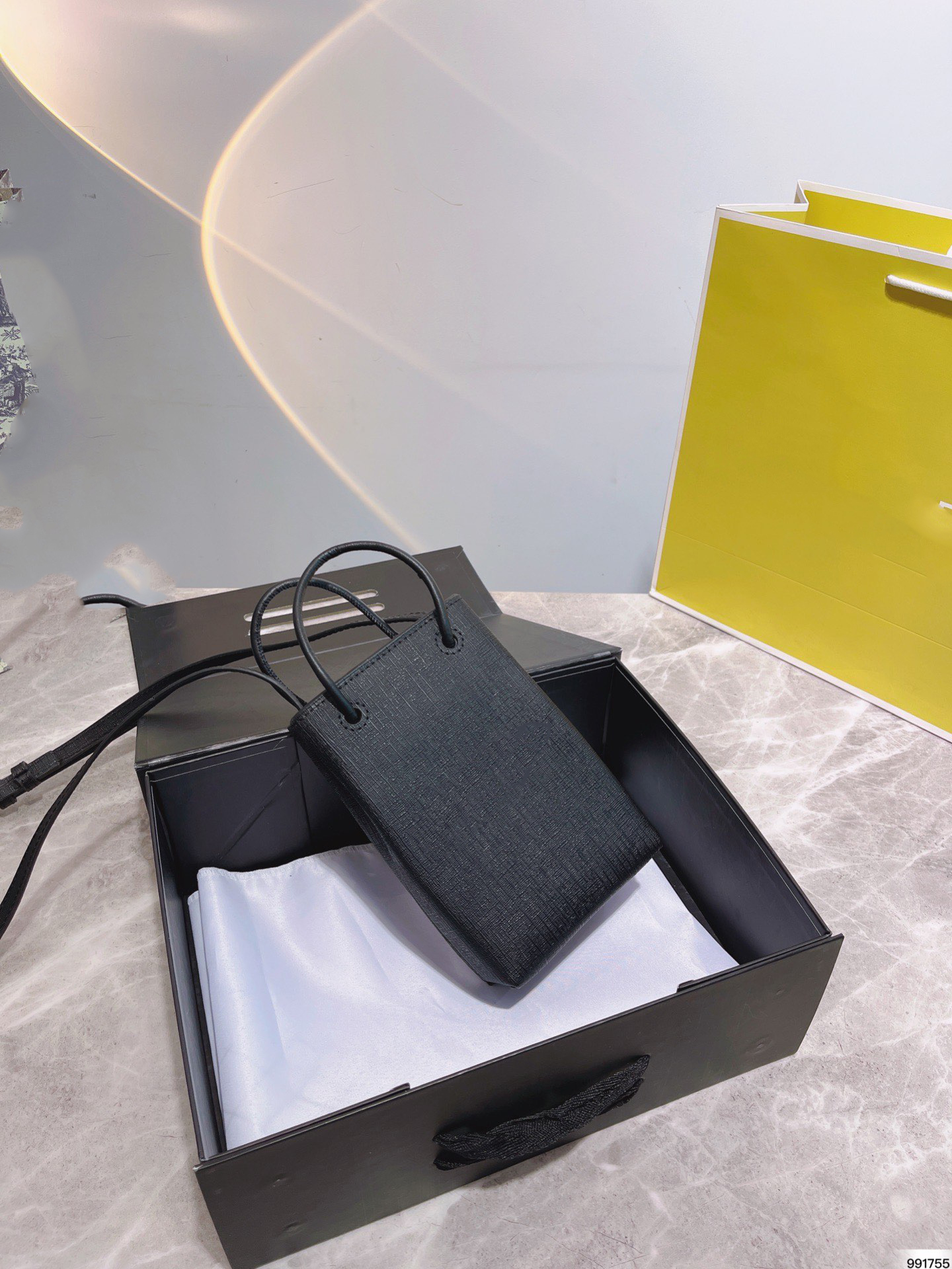 with gift box)21ss fashion show womens mini totes bag Shopping Phone Holder geninue leather designer shoulder bags limited 12*18, More color
with gift box)21ss fashion show womens mini totes bag Shopping Phone Holder geninue leather designer shoulder bags limited 12*18, More color