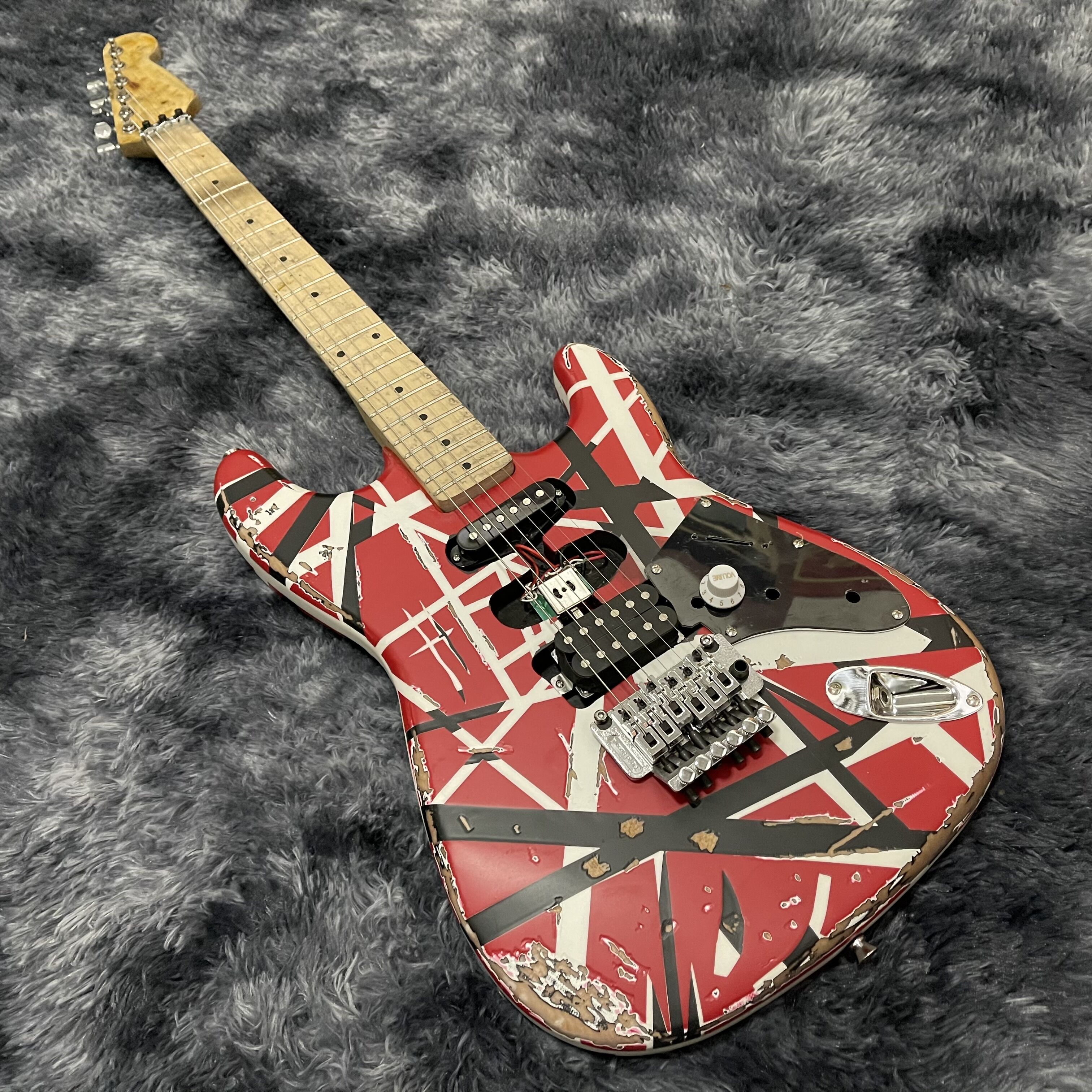 

Top Sale Heavy Relic White Black Stripes Red 5150 ST Electric Guitar Eddie Edward Van Halen Franken Stein China Guitars, Alder Body, Maple Neck, Floyd Rose Tremolo