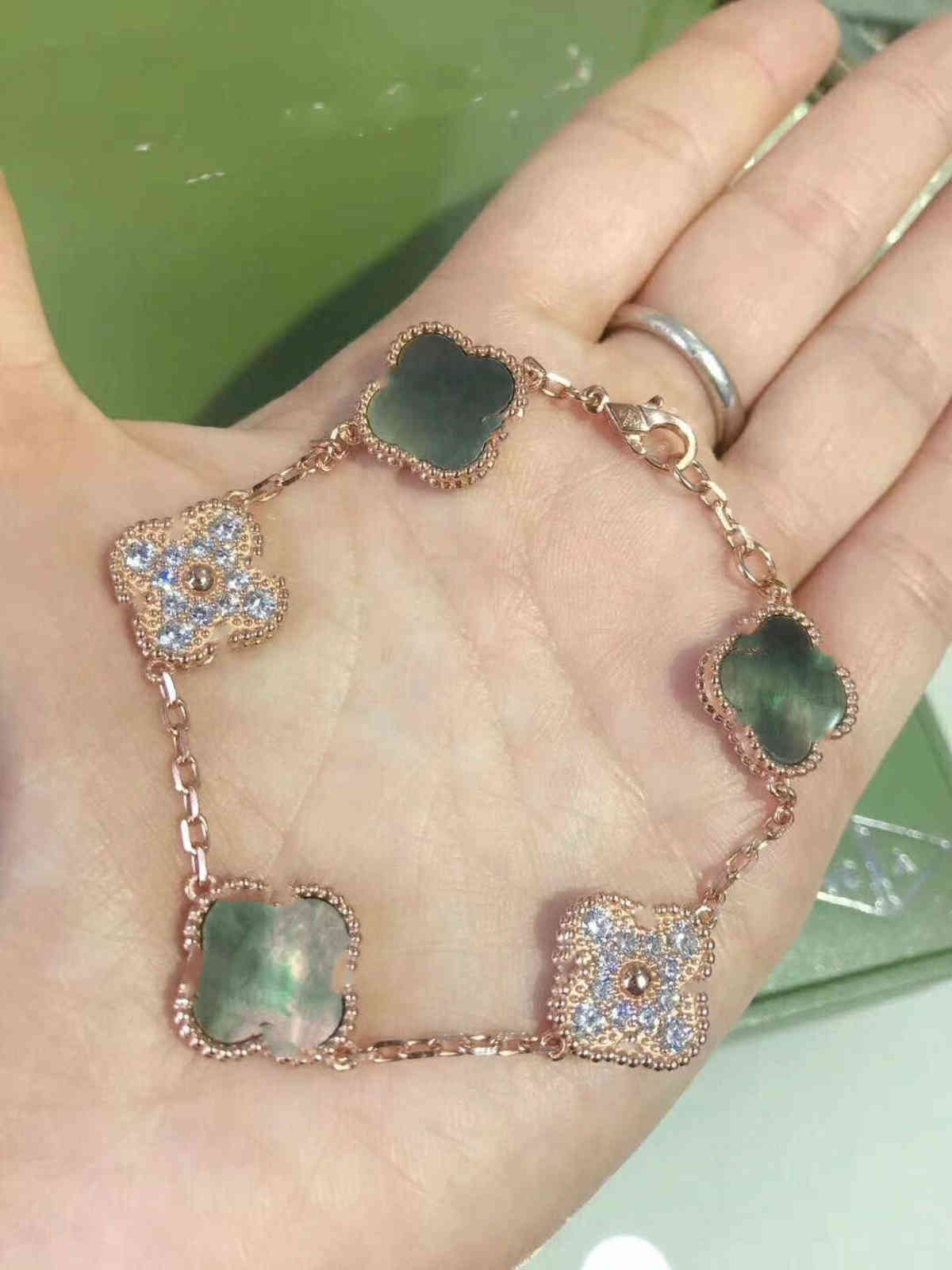 2022 Ladies Love Rings Pendant Necklaces Screw Bracelet Van Party Couple Gift Fashion Luxury Bangle Cleef Designer
2022 Ladies Love Rings Pendant Necklaces Screw Bracelet Van Party Couple Gift Fashion Luxury Bangle Cleef Designer