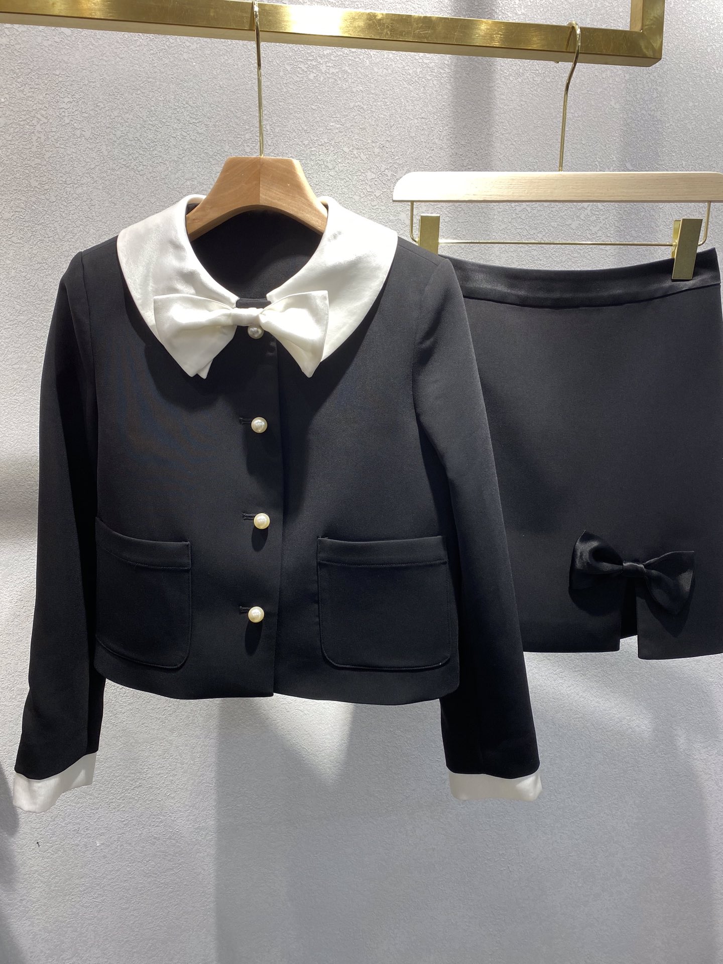 2021 Autumn Black Women's Two Pieces Dress Designer Pearls Buttons Bow Small Jackets And Skirts Set 81833
2021 Autumn Black Women's Two Pieces Dress Designer Pearls Buttons Bow Small Jackets And Skirts Set 81833