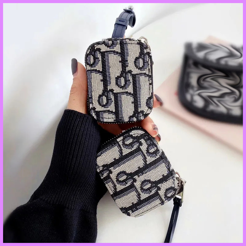 Luxury Designer Earphone Package Case Women Mens Street Fashion Earphone Cases High Quality Airpods Bag For Airpods 1 2 Pro D228091F
Luxury Designer Earphone Package Case Women Mens Street Fashion Earphone Cases High Quality Airpods Bag For Airpods 1 2 Pro D228091F