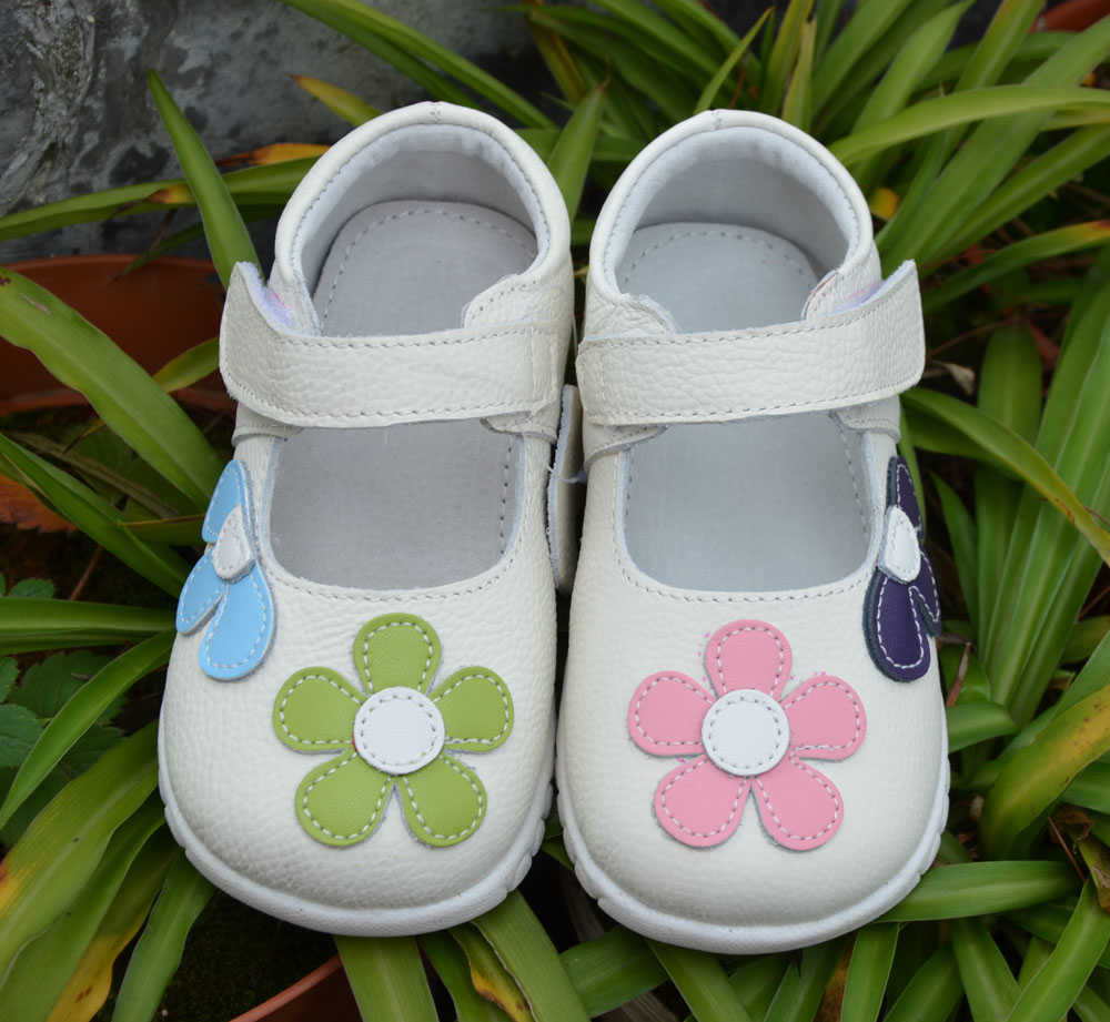 girls shoes genuine leather black mary jane with flowers white rose children shoes good quality stock little kids beautiful shoe X0703
girls shoes genuine leather black mary jane with flowers white rose children shoes good quality stock little kids beautiful shoe X0703