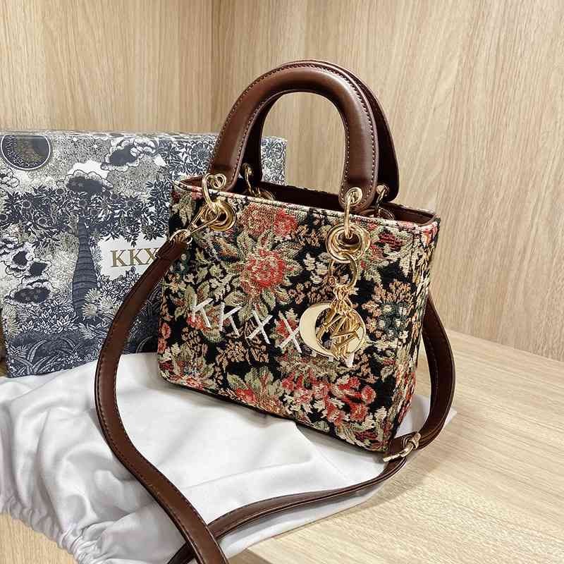 2021 new fashion foreign style embroidered hand-held Diana bag textured women's One Shoulder Messenger Bag, Black
2021 new fashion foreign style embroidered hand-held Diana bag textured women's One Shoulder Messenger Bag, Black