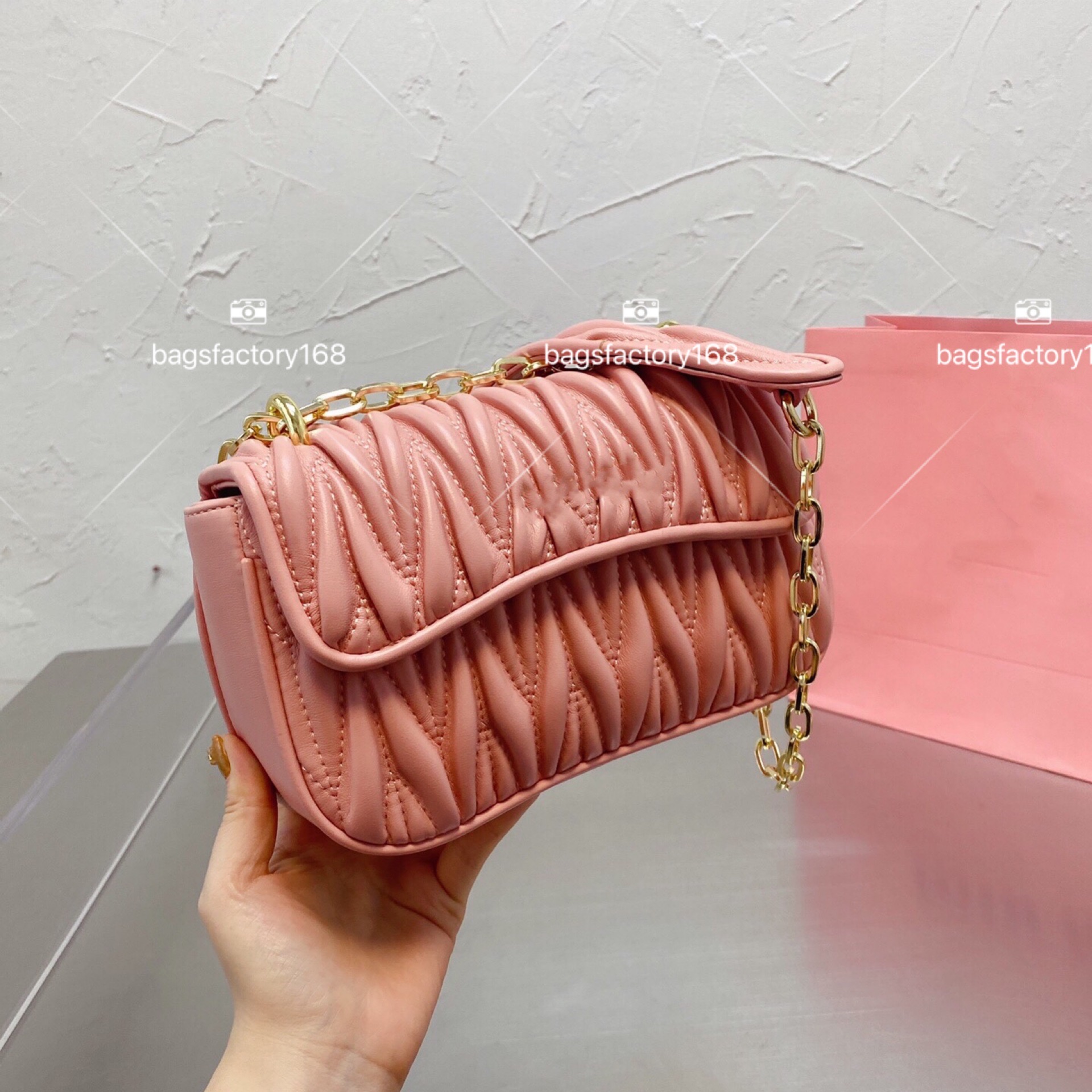 Top Imported Leather Antique Frosted Metal Chain Shoulder Bag Classic Logo Crossbody Bags with wavy pleats Banquet Package Delicate Lovely S
Top Imported Leather Antique Frosted Metal Chain Shoulder Bag Classic Logo Crossbody Bags with wavy pleats Banquet Package Delicate Lovely S