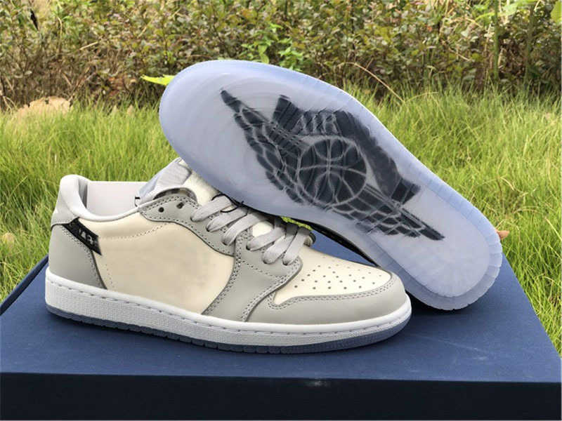 Authentic 1 Low Outdoor Shoes Men Women Wolf Grey Sail-Photon Dust-White CN8608-002 Sneakers Original With Dust Bag US4-13, Bubble wrap packaging
Authentic 1 Low Outdoor Shoes Men Women Wolf Grey Sail-Photon Dust-White CN8608-002 Sneakers Original With Dust Bag US4-13, Bubble wrap packaging