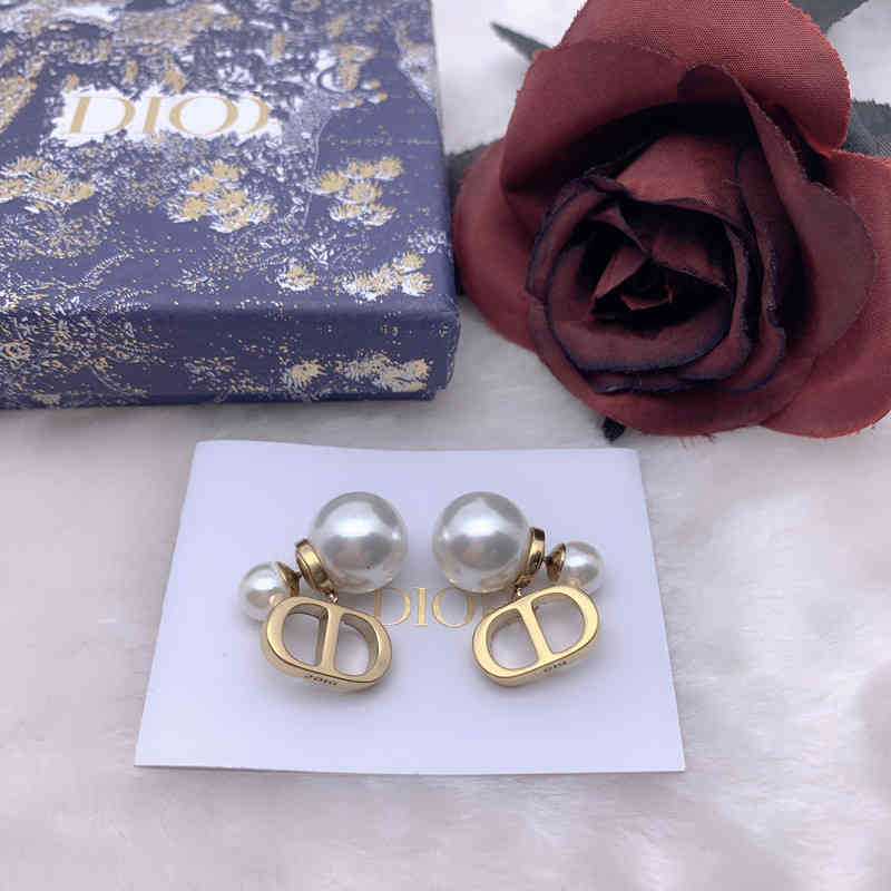 Luxurys Designer Earrings Women Size Pearl Letter 925 Silver Needle High-end Version Light Luxury Fashion
Luxurys Designer Earrings Women Size Pearl Letter 925 Silver Needle High-end Version Light Luxury Fashion