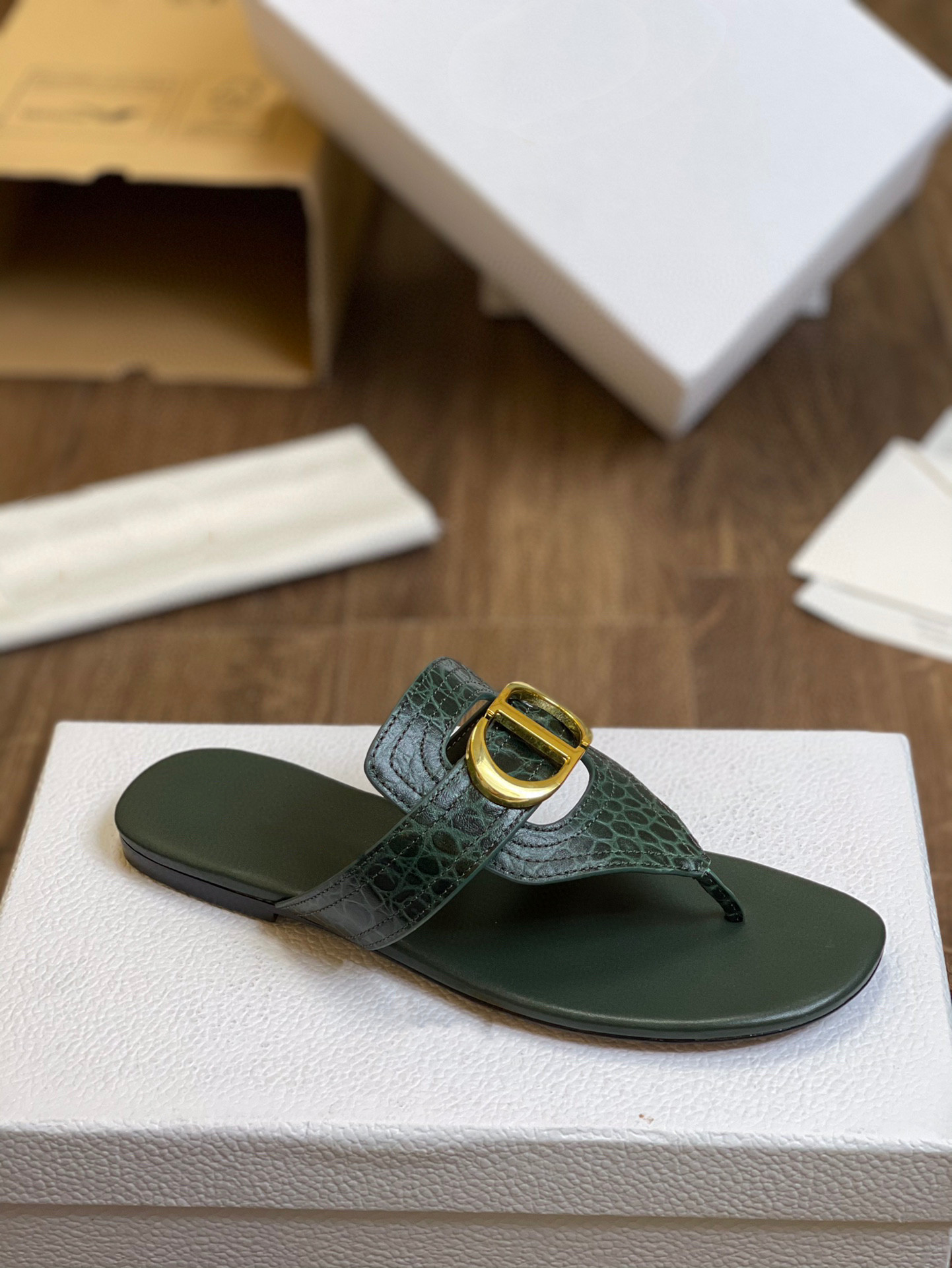 2021 High quality designer hollow out flip flops suitable for wearing rubber sandals, wear - resistant slippers in summer, 01
2021 High quality designer hollow out flip flops suitable for wearing rubber sandals, wear - resistant slippers in summer, 01