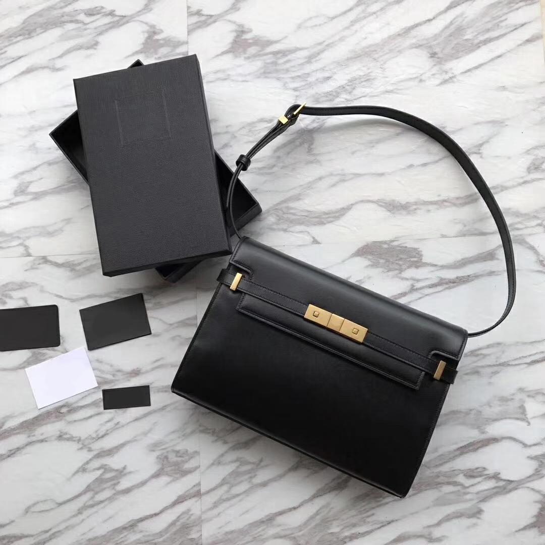 The latest version A calfskin baguette with a toothpick pattern It's covered with a little flip cover fashion bags perfect
The latest version A calfskin baguette with a toothpick pattern It's covered with a little flip cover fashion bags perfect