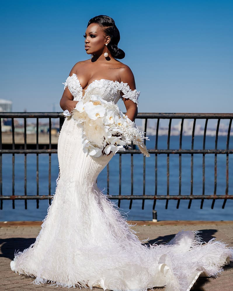 Luxury Feather Mermaid Wedding Dress 3D Floral Appliques Off Shoulder Bridal Gowns robes de mariée Lace Hand Made Flowers Bride Dresses