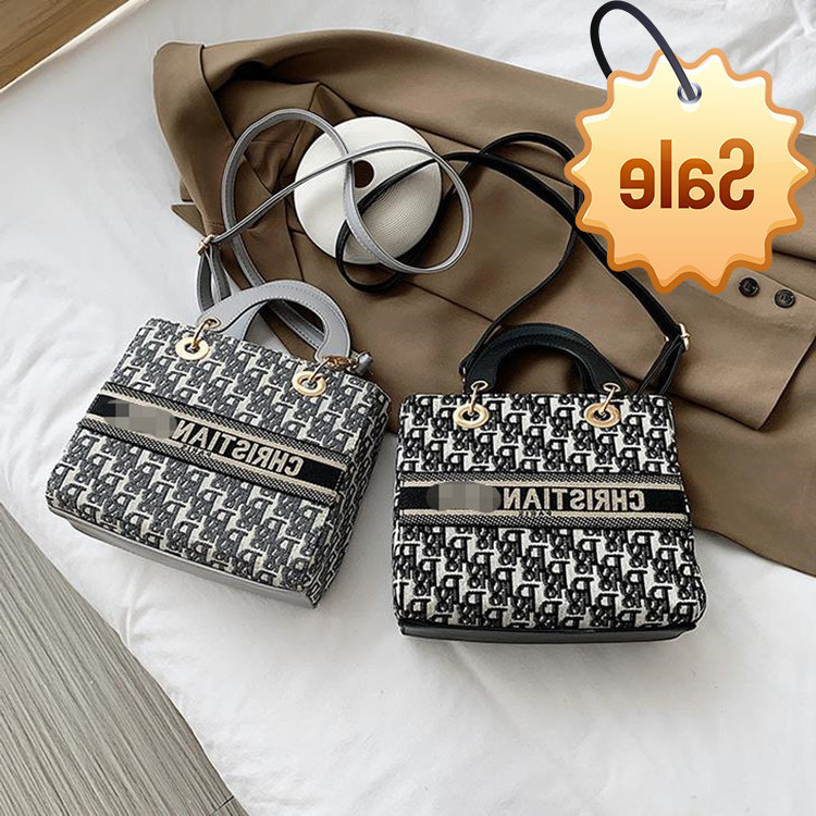 2021 trendy korean princess dai bag texture solid color chain simple small square single shoulder messenger portable women's
2021 trendy korean princess dai bag texture solid color chain simple small square single shoulder messenger portable women's