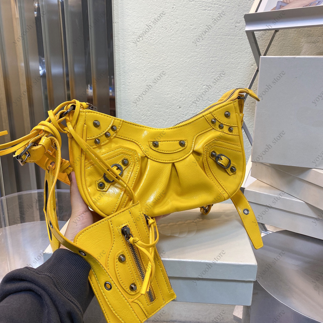 21FW luxury motorcycle bag women's designer cross body fashion with love letter single shoulder bags high quality lady handbag wallet, Make up price difference
21FW luxury motorcycle bag women's designer cross body fashion with love letter single shoulder bags high quality lady handbag wallet, Make up price difference