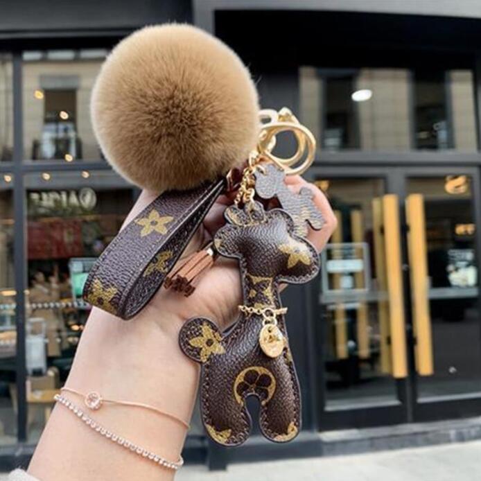 Maxi Dragonne Key chain Buckle lovers Car Keychain Handmade Leather Designers Keychains Men Women Bag Pendant Accessories 6 Color
Maxi Dragonne Key chain Buckle lovers Car Keychain Handmade Leather Designers Keychains Men Women Bag Pendant Accessories 6 Color