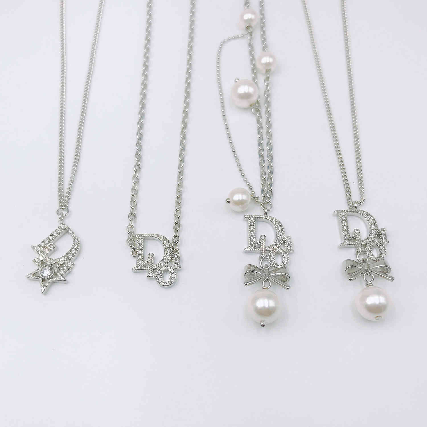 Factory Stores 2021 New d Family Pendant Necklace Temperament Small Fragrance Letter Inlaid with Diamond Pearl Neck Clavicle Chain Jewelrys2d9
Factory Stores 2021 New d Family Pendant Necklace Temperament Small Fragrance Letter Inlaid with Diamond Pearl Neck Clavicle Chain Jewelrys2d9