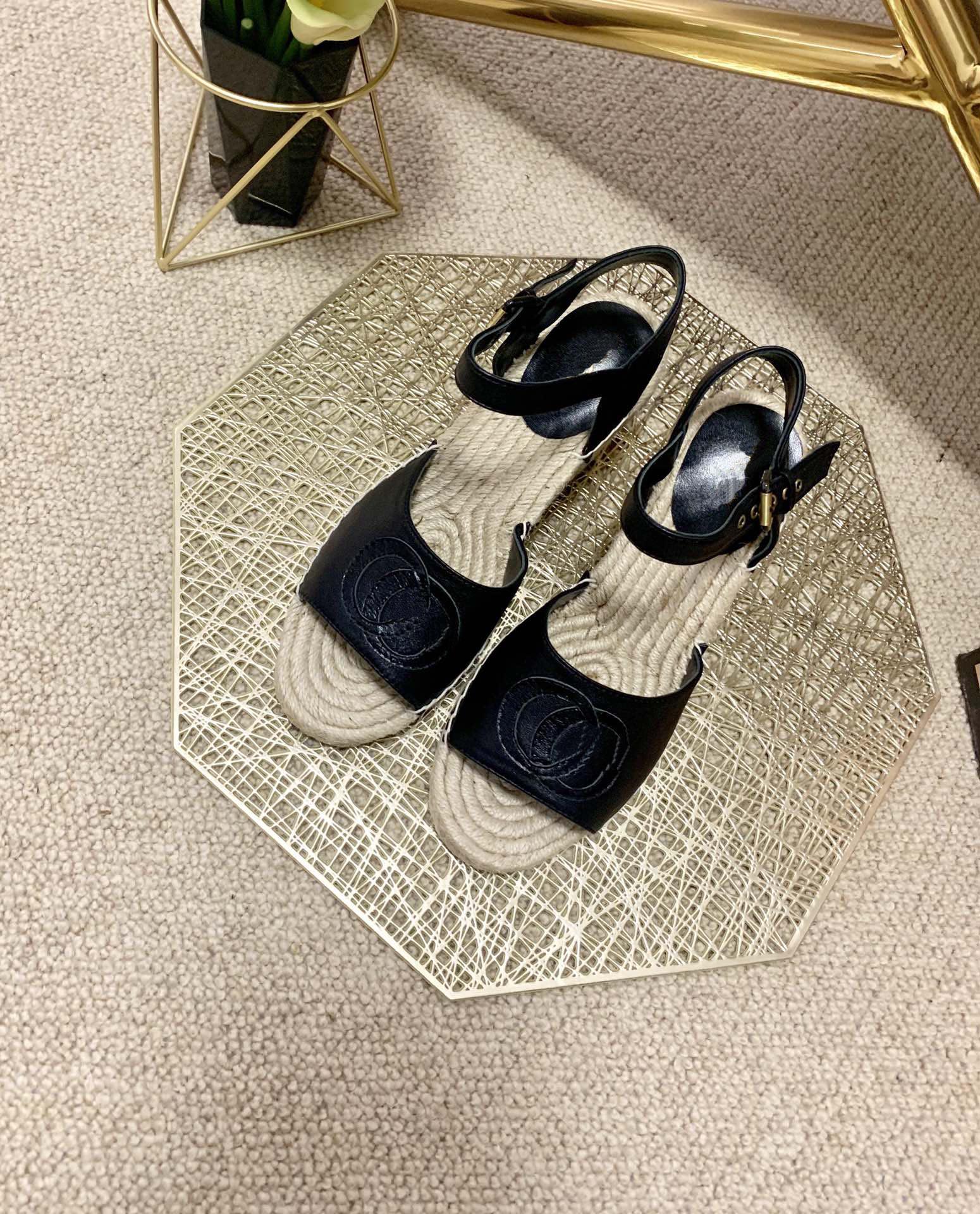 2021 fashion wedge sandals leather sexy black non-slip platform slippers high quality designer flat canvas shoes 41 large size with box
2021 fashion wedge sandals leather sexy black non-slip platform slippers high quality designer flat canvas shoes 41 large size with box