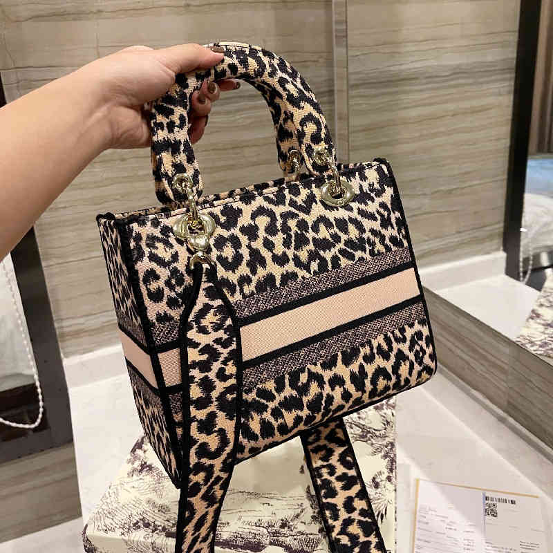 D-lite-Women Luxury Designer Handbag, High Quality Classic Wallet, Fashion, NoveltyBranded shoulder bag
D-lite-Women Luxury Designer Handbag, High Quality Classic Wallet, Fashion, NoveltyBranded shoulder bag