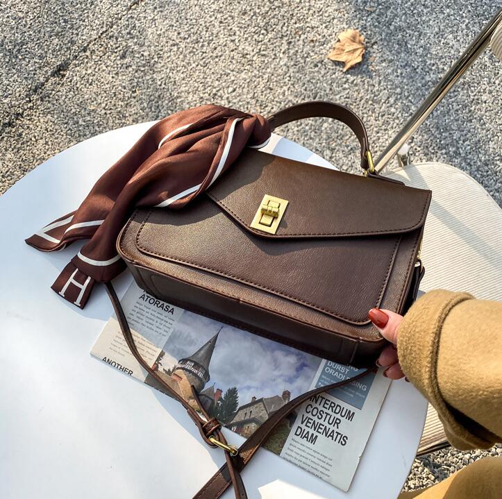 Factory wholesale women handbag simple retro postman bag elegant atmosphere leather shoulder bags Joker Ribbons fashion handbags
Factory wholesale women handbag simple retro postman bag elegant atmosphere leather shoulder bags Joker Ribbons fashion handbags