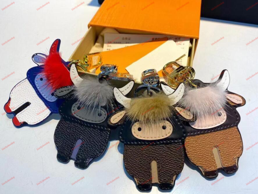 Designer Cow Keychain Men Women Fashion Bag Pendant Accessories Cute Carabiner Keychains Car Key Chains With Box
Designer Cow Keychain Men Women Fashion Bag Pendant Accessories Cute Carabiner Keychains Car Key Chains With Box