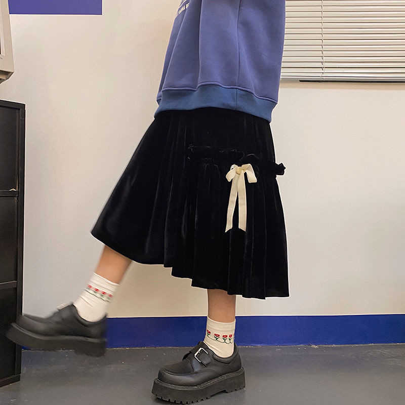 Gothic Black Velvet Skirt Women Bow High Waist Pleated Skirt Students Kawaii Vintage Winter Warm Lolita Long Skirt For Teenagers 210619wtt