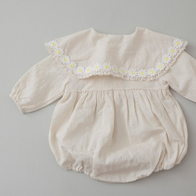 Korean style baby girls cute daisy embroidery big turn-down collar bodysuits with cap Infants cotton birthday coveralls 210508