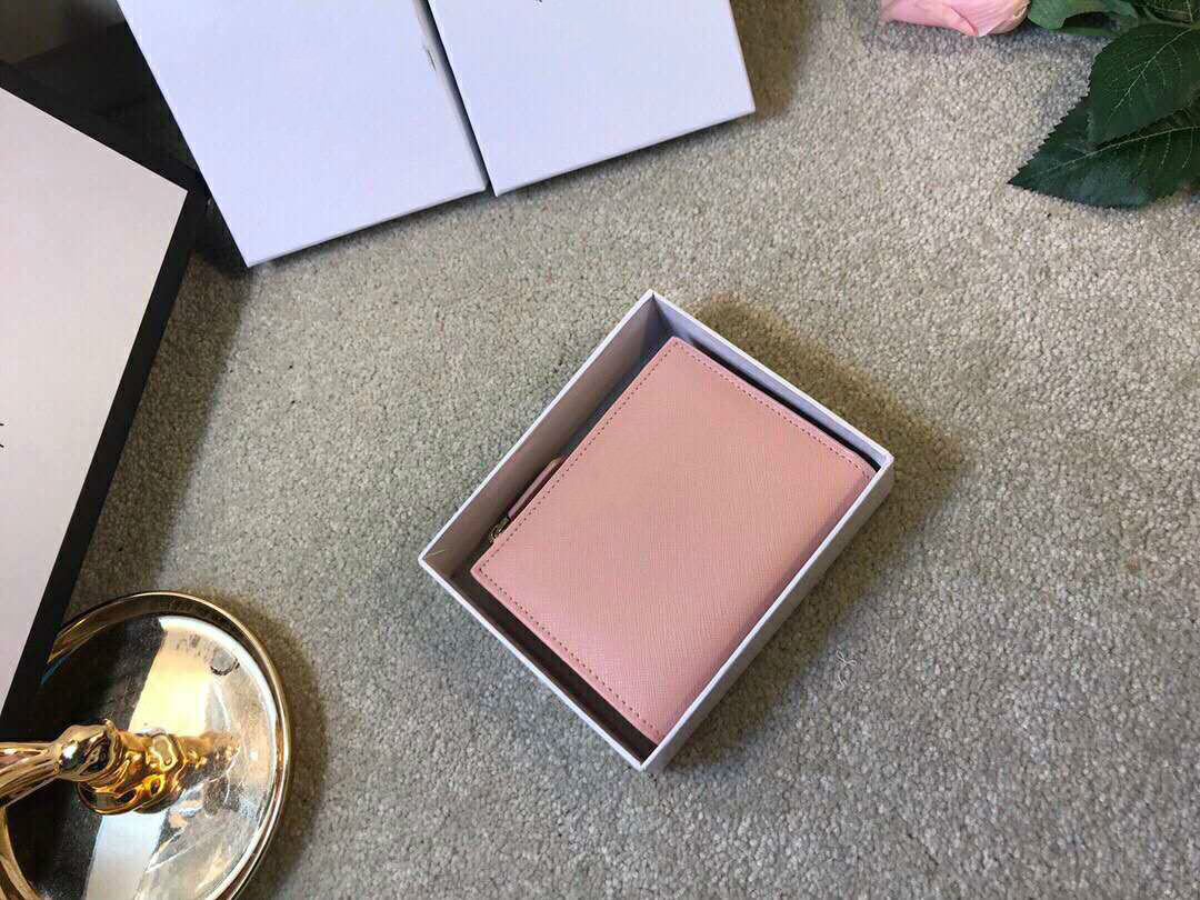 2021 Mens and Women's Wallets Purses High Quality Card Holders Square Short Purses Cowhide Fashion Change Bags with Compartments with Box, Red;black
2021 Mens and Women's Wallets Purses High Quality Card Holders Square Short Purses Cowhide Fashion Change Bags with Compartments with Box, Red;black