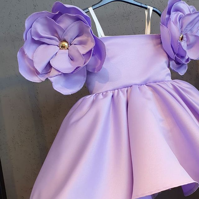 2021 Short Spaghetti Flower Girl Dresses Ball Gown Hand Made Flowers Satin Lilttle Kids Birthday Pageant Weddding Gowns