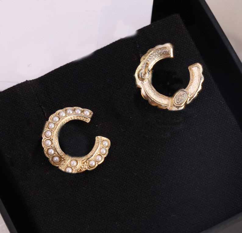 2021 Fashion style Top quality stud earring with pearl for women wedding jewelry gift have box stamp
2021 Fashion style Top quality stud earring with pearl for women wedding jewelry gift have box stamp