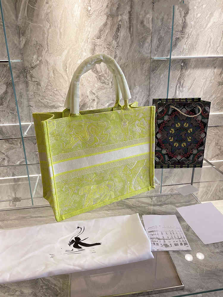 Embroidered Special Offer Designers Book Tote Bag Large Capacity Women Shopping Bags 2021 Luxurys Handbags Tiger Series Purses Wholesale
Embroidered Special Offer Designers Book Tote Bag Large Capacity Women Shopping Bags 2021 Luxurys Handbags Tiger Series Purses Wholesale