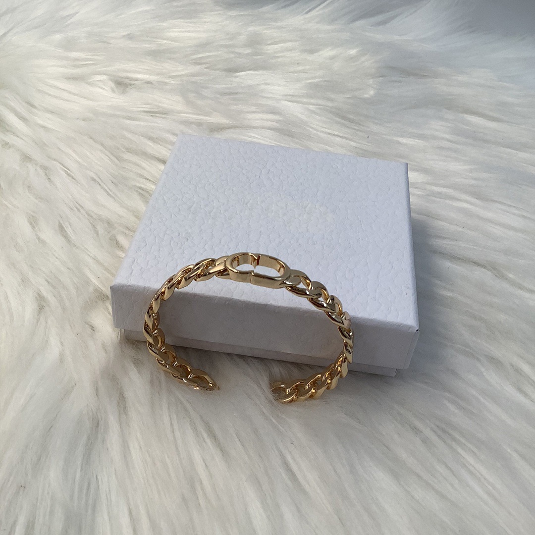 2021 Women Luxurys Designers Jewelry Fashion Letter Bracelet Superior Quality Noble Celebrity Wedding Party Ins, Golden;silver
2021 Women Luxurys Designers Jewelry Fashion Letter Bracelet Superior Quality Noble Celebrity Wedding Party Ins, Golden;silver