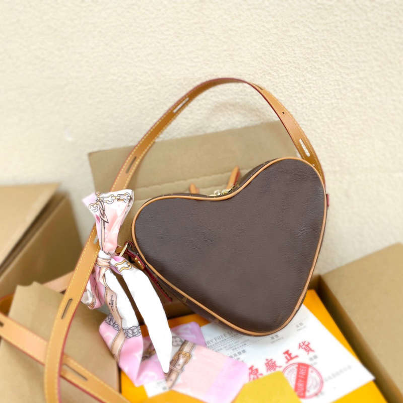 Luxurys Heart-shaped Crossbody Bag Letter Printing Bags Flower Emboss Handbags Mini Valentine Day's Gift Ladies Shoulder Bags Without Box
Luxurys Heart-shaped Crossbody Bag Letter Printing Bags Flower Emboss Handbags Mini Valentine Day's Gift Ladies Shoulder Bags Without Box