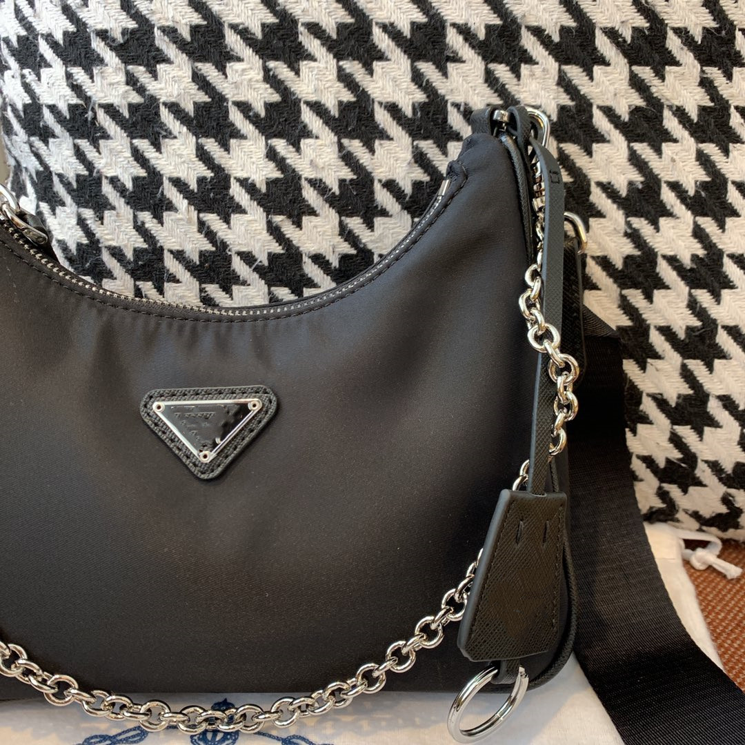 2021 sliver chain vintage nylon Hobo bag underarm fashing Bags Chest pack Designer Classic Luxury brand Women Shoulder Crossbody Handbags Hot-selling 1NE515, Black
2021 sliver chain vintage nylon Hobo bag underarm fashing Bags Chest pack Designer Classic Luxury brand Women Shoulder Crossbody Handbags Hot-selling 1NE515, Black