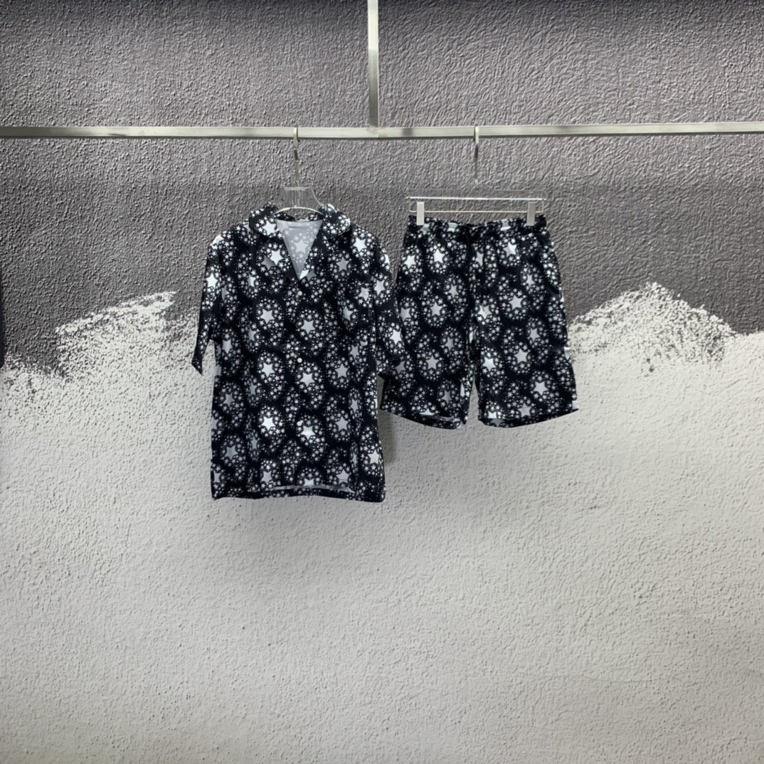 21SS resort luxury style counters limited full-body star letter print high-quality shirt Italian men's designer top fashion silk fabric, White;black
21SS resort luxury style counters limited full-body star letter print high-quality shirt Italian men's designer top fashion silk fabric, White;black