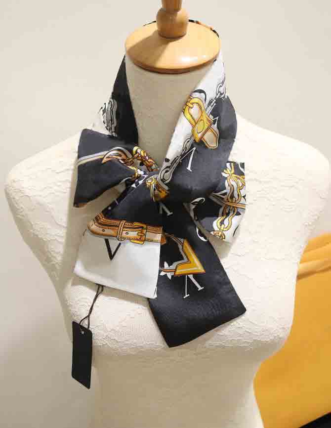 2021 Woman Silks Designer Silk Scarf Fashion Headband Luxury Brands Women Silk Scraves Top Grade Silk Scarf Hair Bands 120*8cm M12222, Blue;gray
2021 Woman Silks Designer Silk Scarf Fashion Headband Luxury Brands Women Silk Scraves Top Grade Silk Scarf Hair Bands 120*8cm M12222, Blue;gray