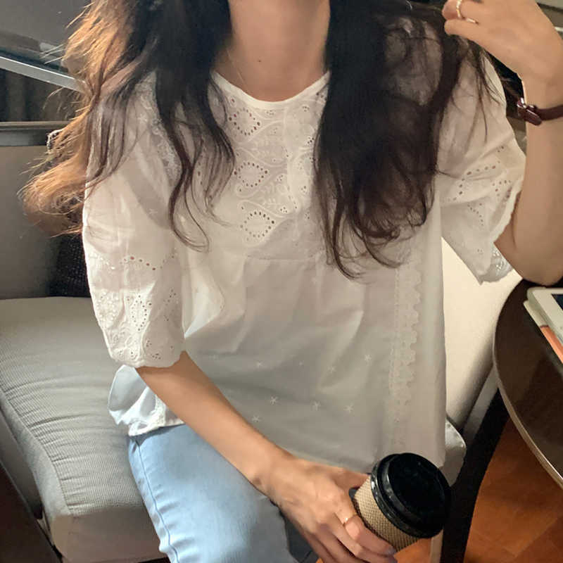 Korean Embroideried Hollow-out Lace Patchwork Blouse Shirt Causal Short Sleeve O-neck Summer Blusas Top 6H303 210603