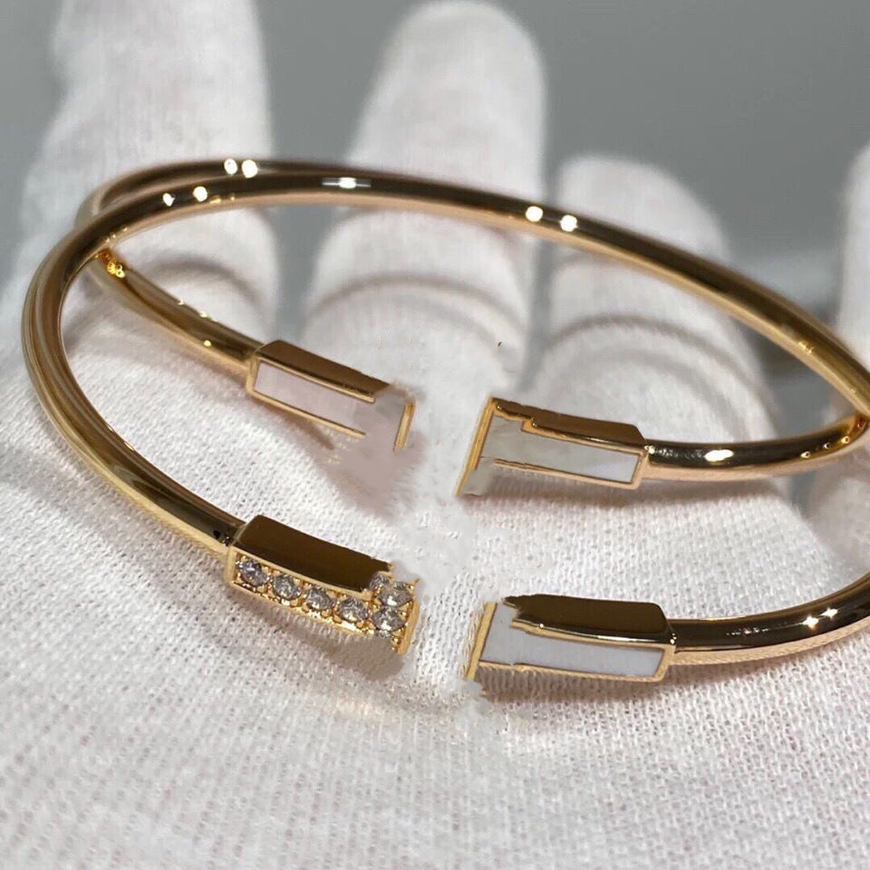 Fashion gold love bracelets pour hommes charm bangle braccialetto pulsera for mens and women wedding lovers gift diamond Tennis Jewelry With a box
Fashion gold love bracelets pour hommes charm bangle braccialetto pulsera for mens and women wedding lovers gift diamond Tennis Jewelry With a box
