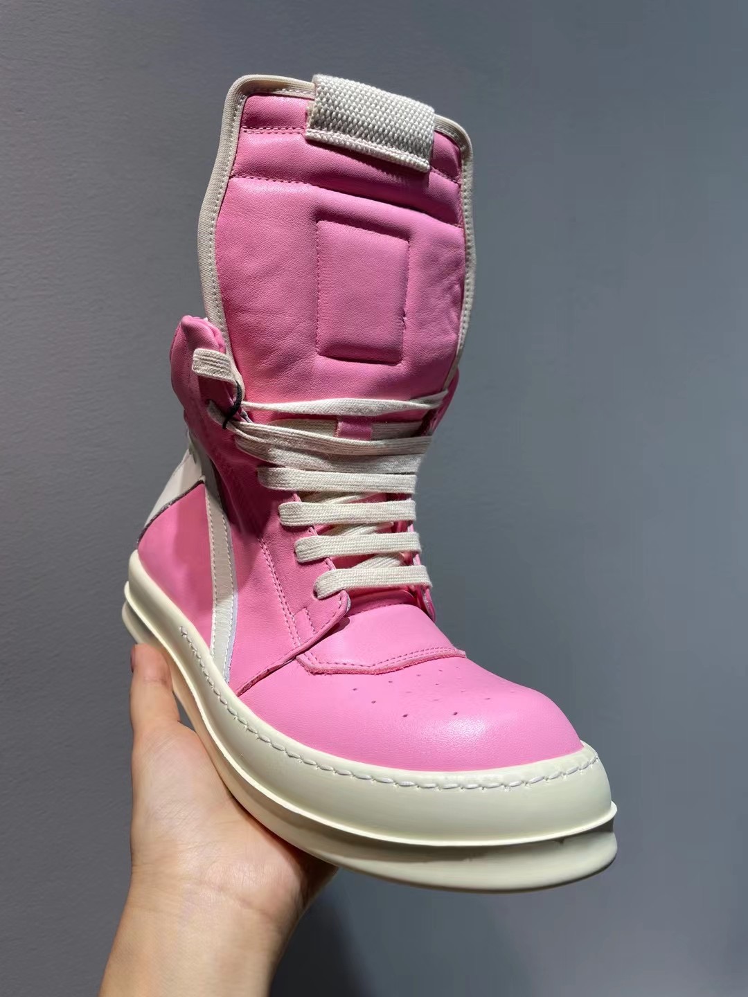 Exclusive customized Pink Real leather geobasket TPU Sole Boots High-Top Men/WOMEN trainer sneaker Shoes botas
Exclusive customized Pink Real leather geobasket TPU Sole Boots High-Top Men/WOMEN trainer sneaker Shoes botas