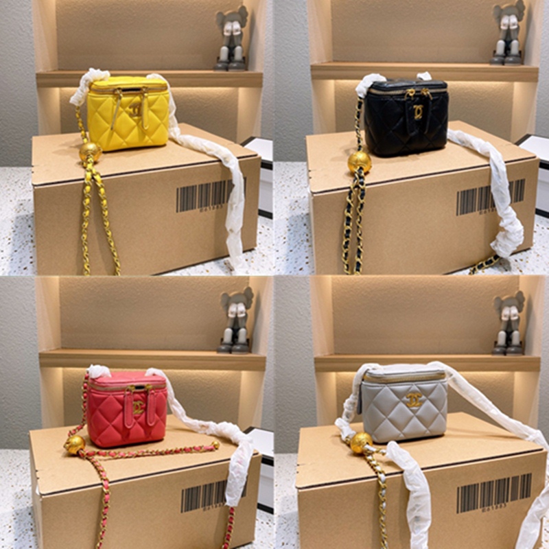 gift box 2021 Vintage Wallets Luxurys Designers gilt ball chain Cosmetic Crossbody Bags vanity mini Handbags purse Women Lady Fashion Messen, Red;black
gift box 2021 Vintage Wallets Luxurys Designers gilt ball chain Cosmetic Crossbody Bags vanity mini Handbags purse Women Lady Fashion Messen, Red;black