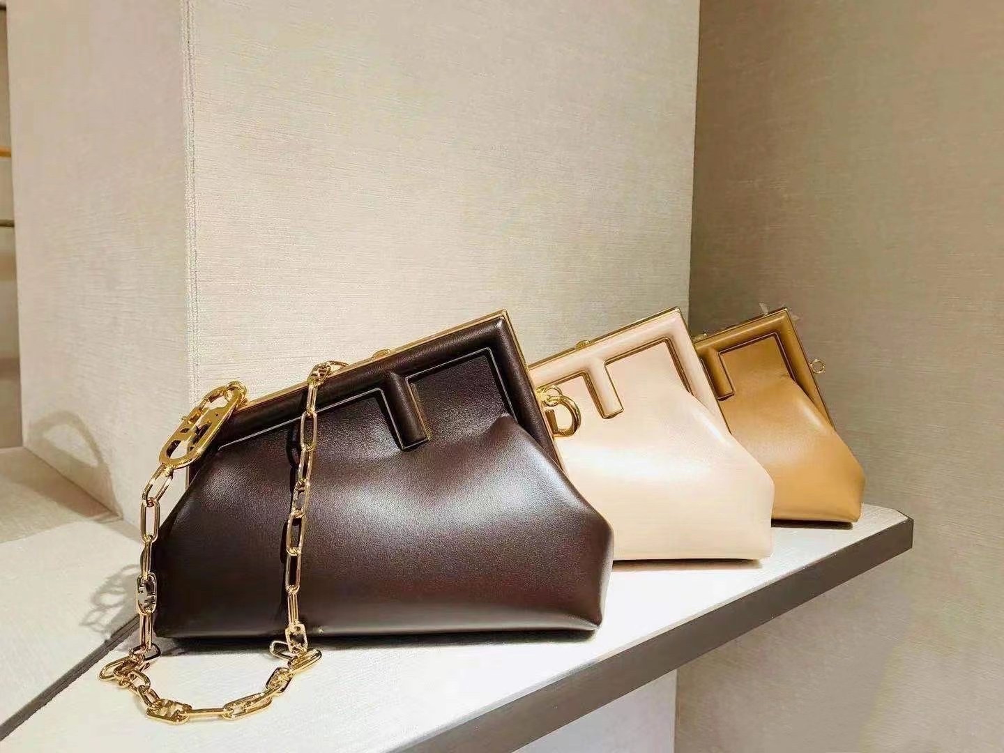 New Arrival ! 2021 F's First One Shoulder bag, Fashion Diagonal Women's Holding leather Clip . High quality Fend1-First Handbag Messenger Bags Luxury Clutch bages
New Arrival ! 2021 F's First One Shoulder bag, Fashion Diagonal Women's Holding leather Clip . High quality Fend1-First Handbag Messenger Bags Luxury Clutch bages
