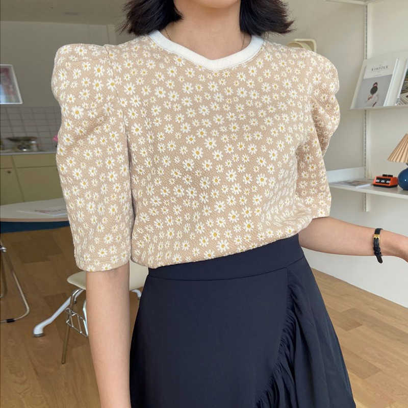 Korejpaa Women T-Shirt Summer Korea Chic Age-Reducing Loose Full Screen Small Daisy Five-Point Puff Sleeve Knitted Pullover 210526
