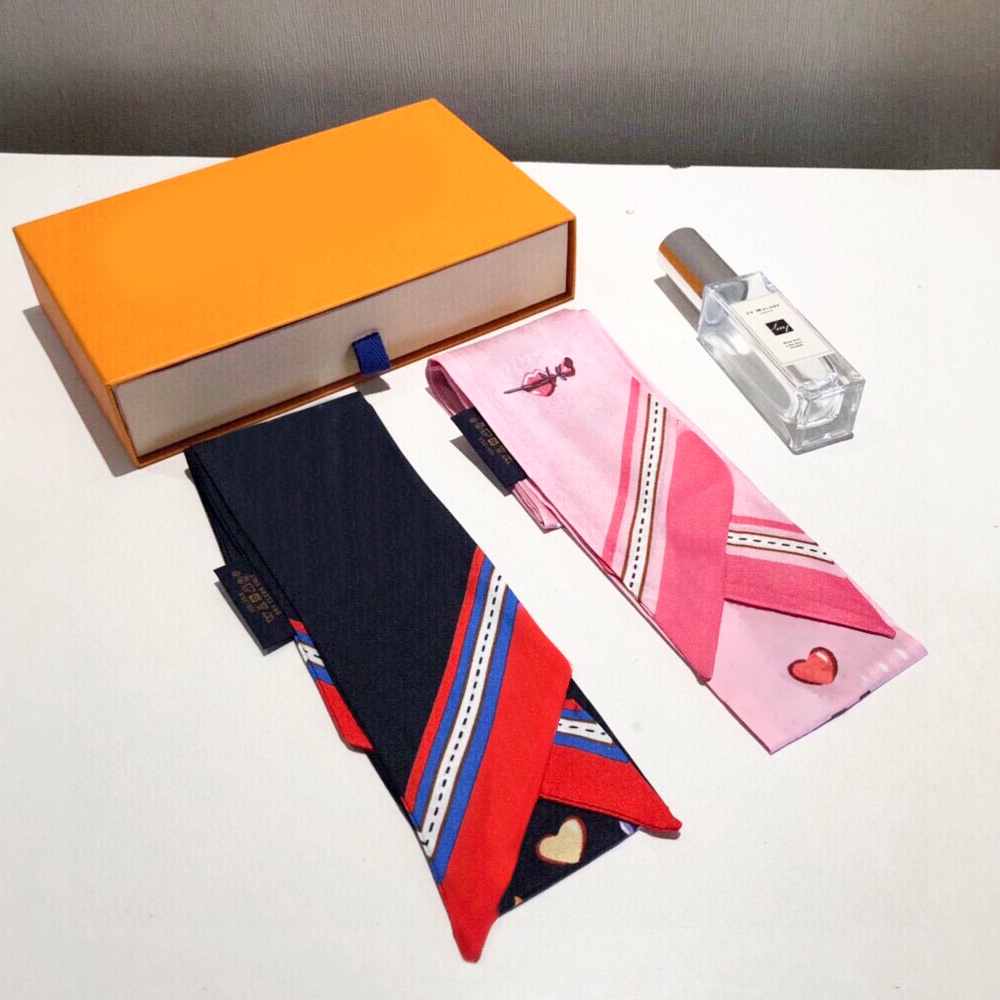 High Quality New Classic Handbag Scarf Headbands Women fashion Letter Flower embellished Silk Scraves print Bandeaux Bag Hair ring wraps BANDEAU 6x120cm with box
High Quality New Classic Handbag Scarf Headbands Women fashion Letter Flower embellished Silk Scraves print Bandeaux Bag Hair ring wraps BANDEAU 6x120cm with box
