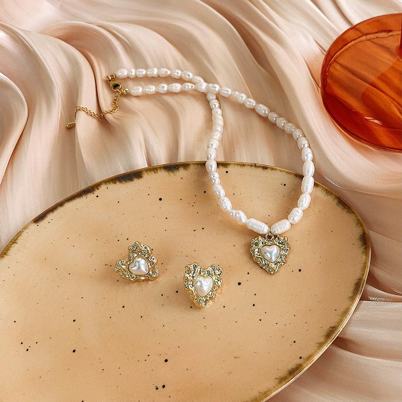 Chains French Romantic Style Fold Love Heart Pearl Pendant Necklace Women Vintage Clavicle Chain Baroque Jewelry Prom Accessories
Chains French Romantic Style Fold Love Heart Pearl Pendant Necklace Women Vintage Clavicle Chain Baroque Jewelry Prom Accessories