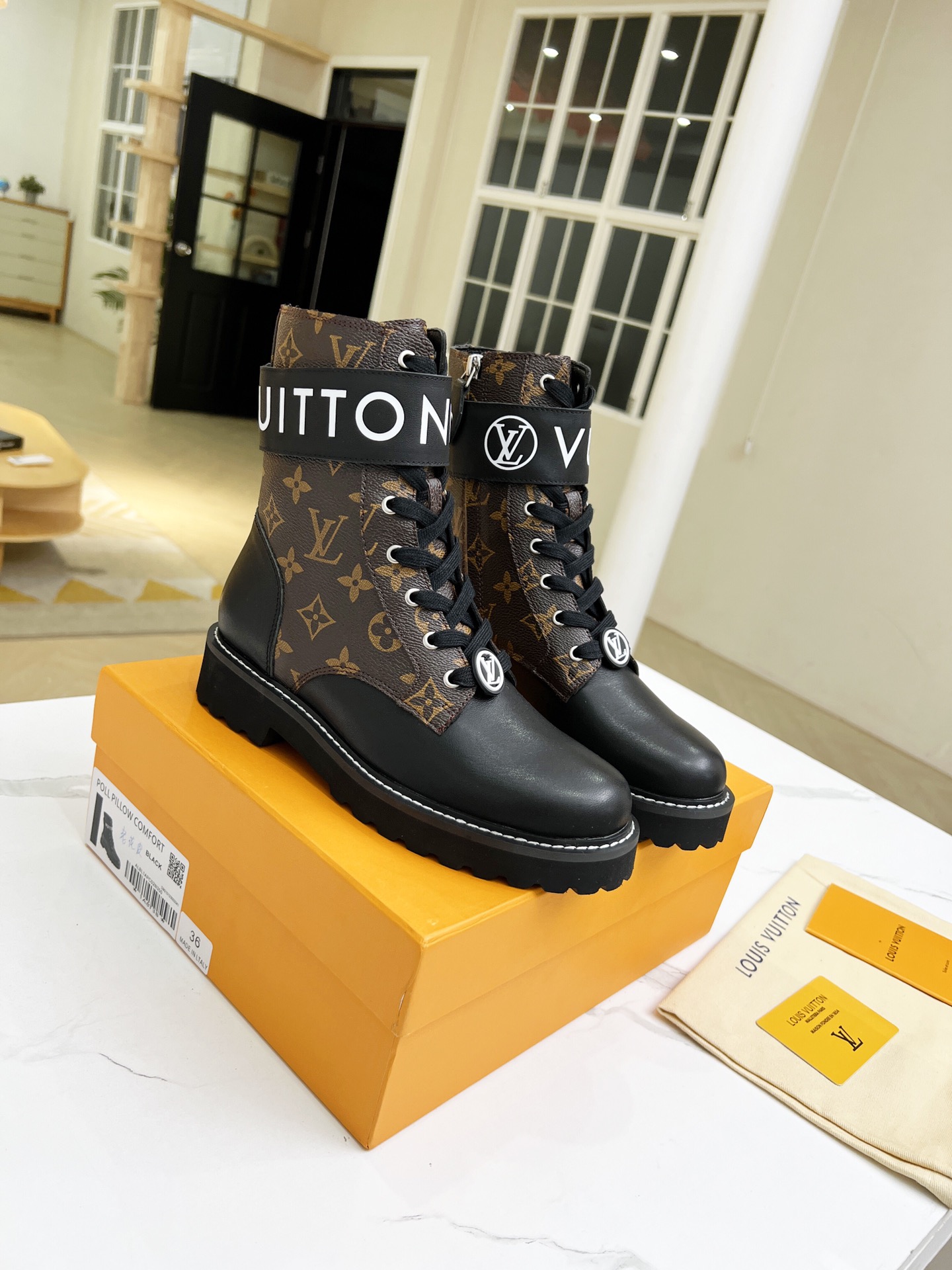 2021 New Luxury Designer High Top Ladies Autumn And Winter Velcro Boot middle heel Motorcycle snow boots Fashion Loafers leather shoes Trendy With Dust Bag8, Style2
2021 New Luxury Designer High Top Ladies Autumn And Winter Velcro Boot middle heel Motorcycle snow boots Fashion Loafers leather shoes Trendy With Dust Bag8, Style2
